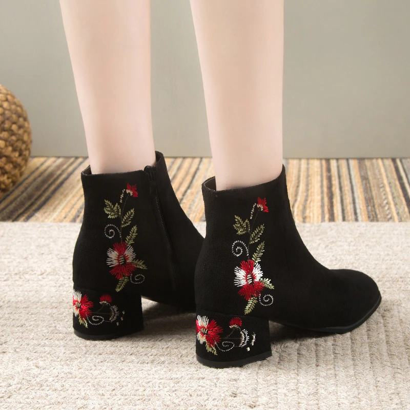 Women's Ankle Boots Winter Warm Plush Fashion Embroider 2021 Woman Short Boots High Heels Autumn Ladies Shoes Female Boot
Women's Ankle Boots Winter Warm Plush Fashion Embroider 2021 Woman Short Boots High Heels Autumn Ladies Shoes Female Boot
