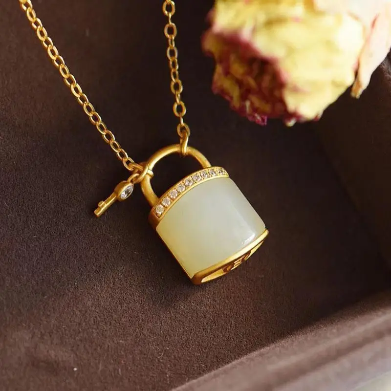 S925 Sterling Silver Inlaid Hetian Jade Small Lock Chain Necklace Pendant Ancient Gold Craft Silver Jewelry Lasting Color
S925 Sterling Silver Inlaid Hetian Jade Small Lock Chain Necklace Pendant Ancient Gold Craft Silver Jewelry Lasting Color