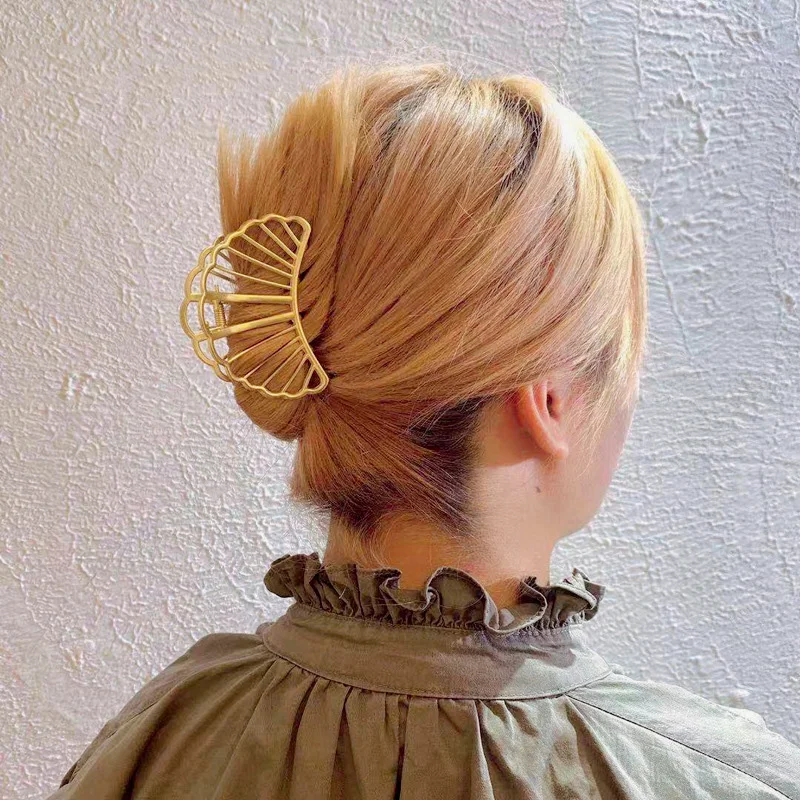 2021 New Simple Alloy Elegant Hair Claw Clips Makeup Hair Styling for Women Trip Barrettes Hair Accessories Headwear
2021 New Simple Alloy Elegant Hair Claw Clips Makeup Hair Styling for Women Trip Barrettes Hair Accessories Headwear