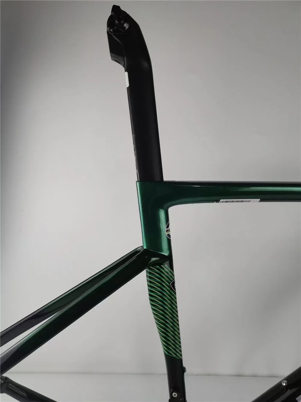 2021 NEW lightest SL7 carbon frame road bike clean routing threaded BSA with integrated handlebar stem 700C carbon frameset
2021 NEW lightest SL7 carbon frame road bike clean routing threaded BSA with integrated handlebar stem 700C carbon frameset