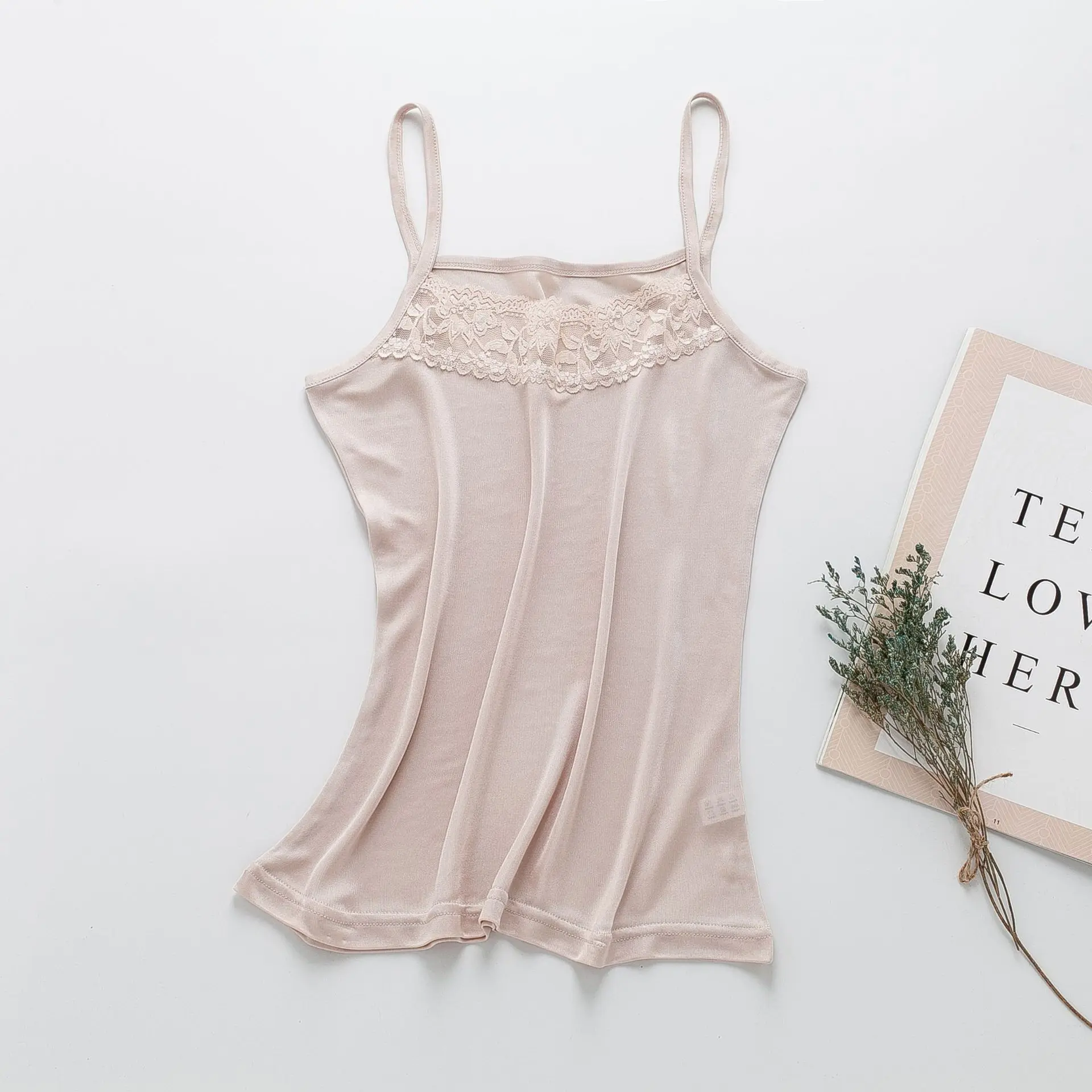 2019 Summer Ladies Lace Nature Silk Sling Female Basic New Splicing V-neck Bottoming Shirt Sexy Silk Camisoles Elegant Vest
2019 Summer Ladies Lace Nature Silk Sling Female Basic New Splicing V-neck Bottoming Shirt Sexy Silk Camisoles Elegant Vest