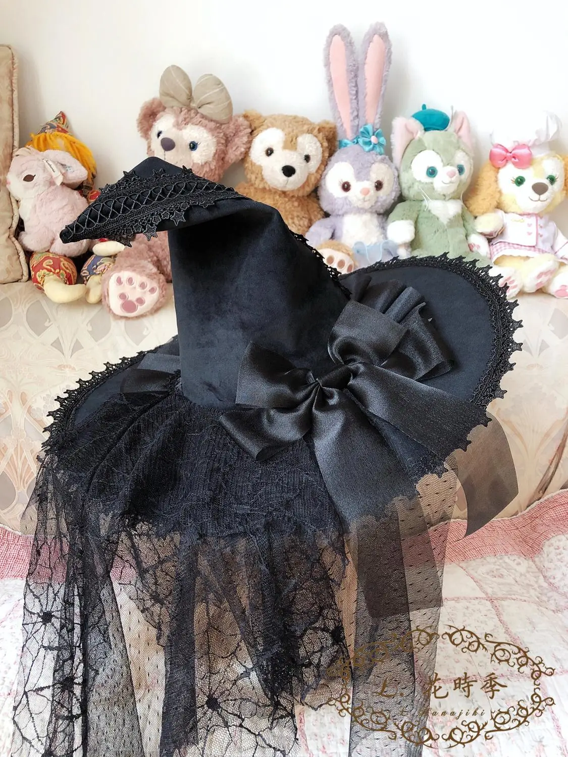 Women Lace Bow Ruched Witch Hat Holiday Halloween Party Dark Gothic Masquerade Witch Hat Lolita Cosplay Pointed Cap Accessories
Women Lace Bow Ruched Witch Hat Holiday Halloween Party Dark Gothic Masquerade Witch Hat Lolita Cosplay Pointed Cap Accessories