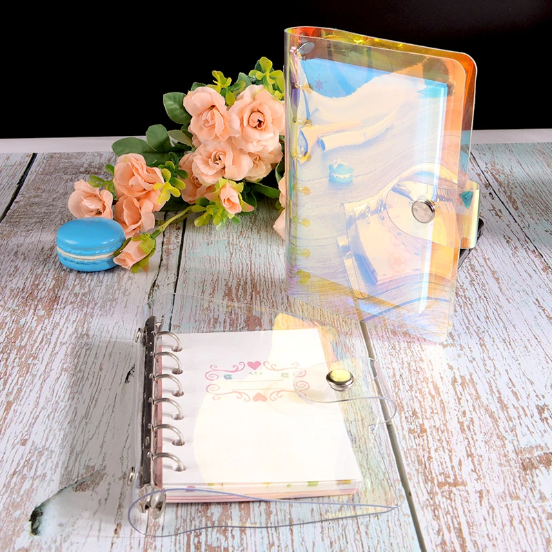 Прозрачный вкладыш Тетрадь голографическая Цвет Обложка журнала 6 связующее кольцо дневник A5/a6/A7 Дневник Обложка журнала связующего крышка
Прозрачный вкладыш Тетрадь голографическая Цвет Обложка журнала 6 связующее кольцо дневник A5/a6/A7 Дневник Обложка журнала связующего крышка