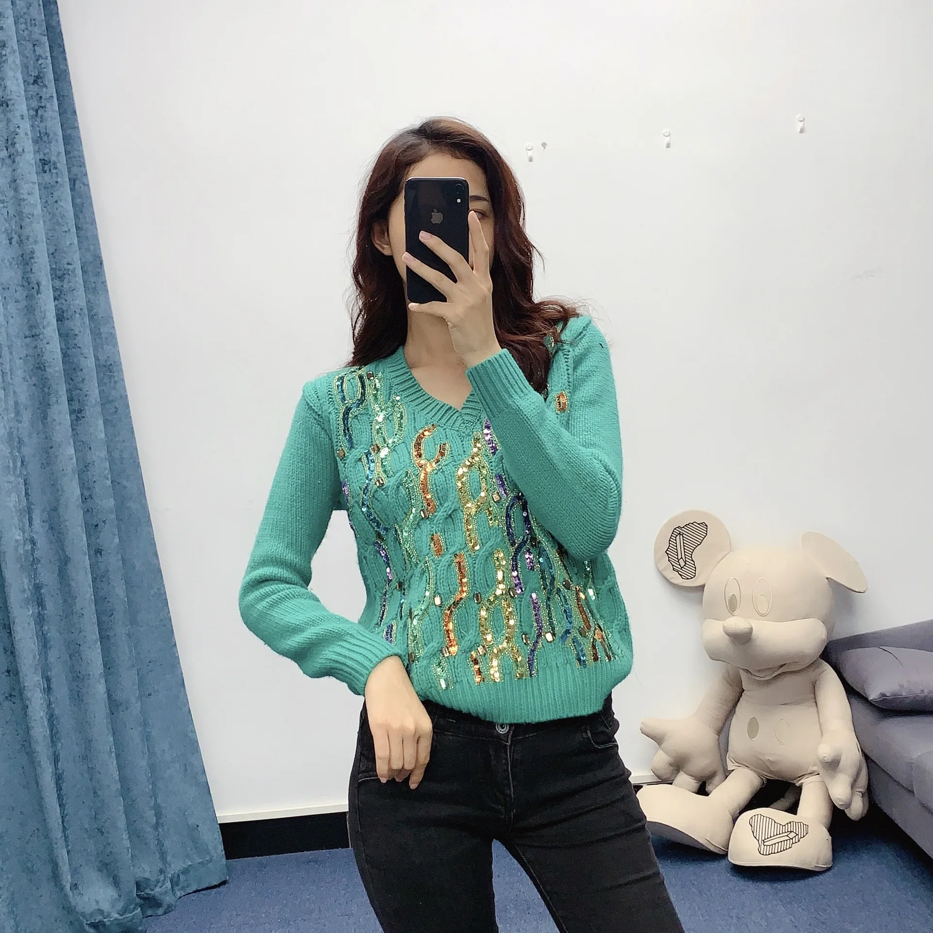 High-End Quality 2020 Autumn and Winter New Affordable Luxury Hot Brick Knitted Top Fashion V-neck Long-Sleeved Green Sweater
High-End Quality 2020 Autumn and Winter New Affordable Luxury Hot Brick Knitted Top Fashion V-neck Long-Sleeved Green Sweater