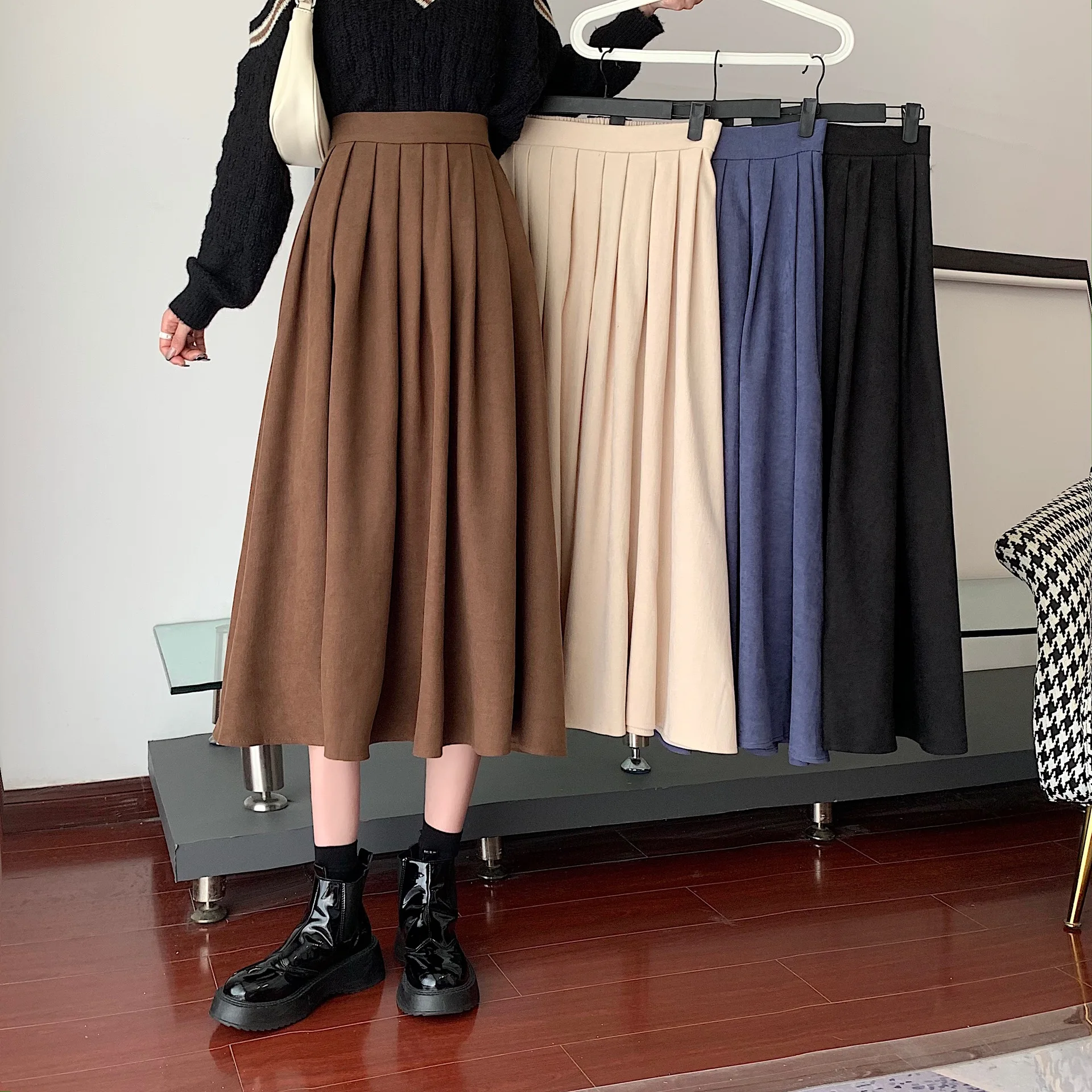 2021 Elegant Women Corduroy Midi Skirts Vintage High Waist A-line Skirts Female Fashion Autumn Winter Long Skirt
2021 Elegant Women Corduroy Midi Skirts Vintage High Waist A-line Skirts Female Fashion Autumn Winter Long Skirt