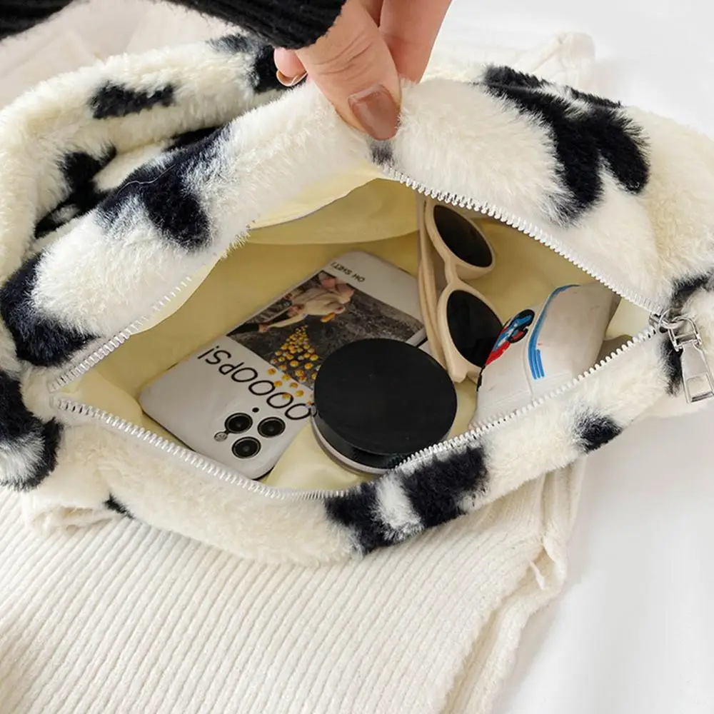 Fashion Fluffy Shoulder Bags For Women 2020 Solid Color Autumn Winter Plush Bags Handbag Female Underarm Bags Soft Warm Fur Bag
Fashion Fluffy Shoulder Bags For Women 2020 Solid Color Autumn Winter Plush Bags Handbag Female Underarm Bags Soft Warm Fur Bag