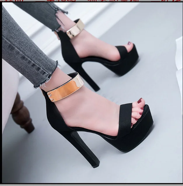 New women's shoes high heeled sandals women's spring 2019 fashion sexy waterproof platform thick heel metal button sandals
New women's shoes high heeled sandals women's spring 2019 fashion sexy waterproof platform thick heel metal button sandals
