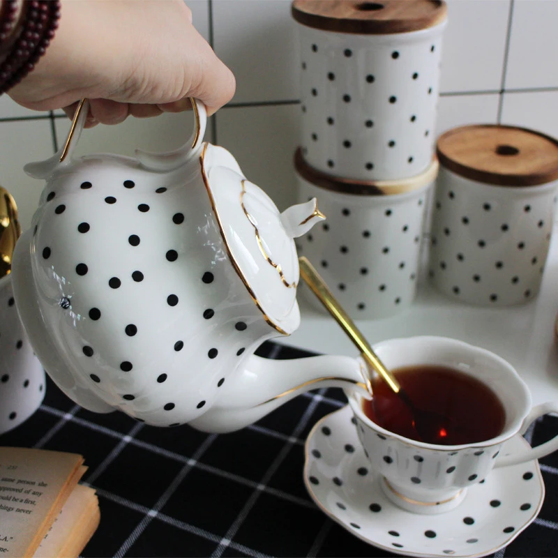 860ml English Afternoon Tea Set Teapots Bone Porcelain Wave Point Stripe Hand Painted Gold Pot Creative Coffee Pot Simple Kettle
860ml English Afternoon Tea Set Teapots Bone Porcelain Wave Point Stripe Hand Painted Gold Pot Creative Coffee Pot Simple Kettle