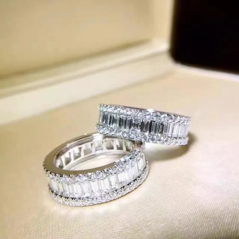 Роскошное обручальное кольцо из серебра 925 пробы с изумрудной огранкой фианитом