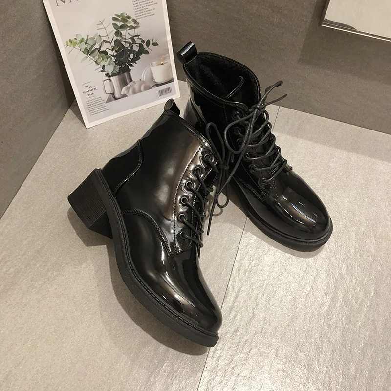 2020 new locomotive Martin boots female winter British wind women's boots short boots women plus velvet ankle boots for women
2020 new locomotive Martin boots female winter British wind women's boots short boots women plus velvet ankle boots for women