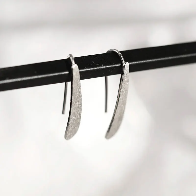 S925 sterling silver niche design style earrings temperament high-end sense of cold style frosted style hook-shaped earrings
S925 sterling silver niche design style earrings temperament high-end sense of cold style frosted style hook-shaped earrings