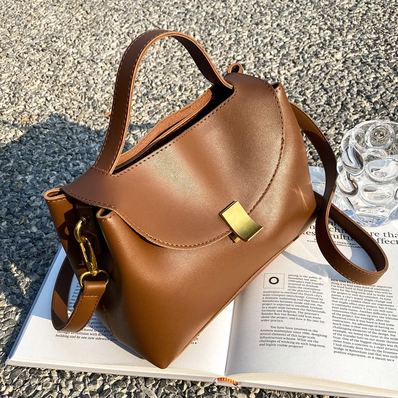 Fashion Solid Color Metal Buckle Large-capacity Women's Handbag 2021 New Fashion Messenger Bag Retro One-shoulder PU Female Bag 
Fashion Solid Color Metal Buckle Large-capacity Women's Handbag 2021 New Fashion Messenger Bag Retro One-shoulder PU Female Bag