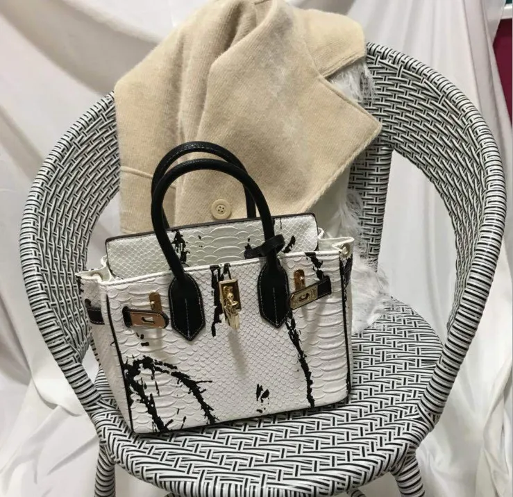 Free Shipping 2021 new python platinum bag luxury designer bag ladies crossbody bags magazine portable handbag tide bag
Free Shipping 2021 new python platinum bag luxury designer bag ladies crossbody bags magazine portable handbag tide bag
