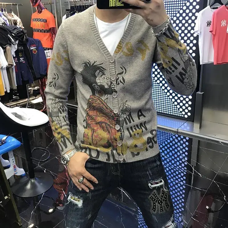 Men's spring and autumn new leisure V-neck knitted cardigan Top Men's fashion ins lazy style short sweater coat
Men's spring and autumn new leisure V-neck knitted cardigan Top Men's fashion ins lazy style short sweater coat