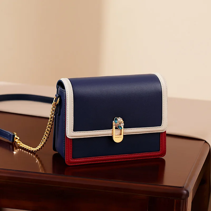 Women's bag 2020 autumn and winter water drill bee light luxury one-shoulder bag fashion hit the color of women's sloping bag
Women's bag 2020 autumn and winter water drill bee light luxury one-shoulder bag fashion hit the color of women's sloping bag