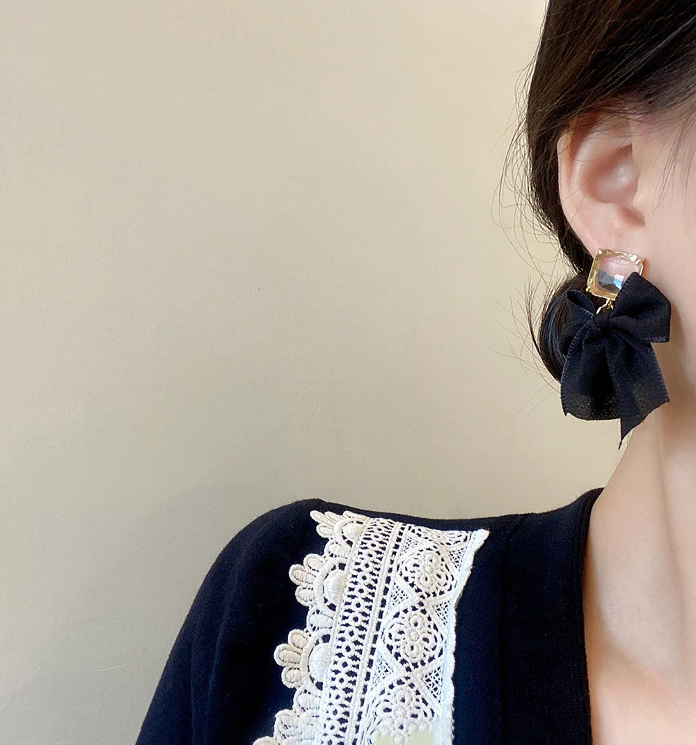 New Korean Sweet Jewelry Black White Bowknot Female Earrings Cute Fabric Lace Bow Fashion Drop Earrings Creative Jewelry Gift
New Korean Sweet Jewelry Black White Bowknot Female Earrings Cute Fabric Lace Bow Fashion Drop Earrings Creative Jewelry Gift