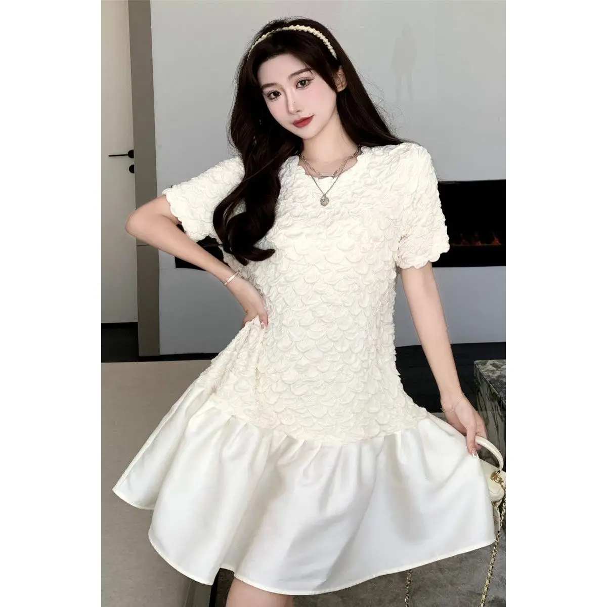 Ladies Style Dress Summer Fashion Heavy Pleated Satin Splicing Pleated Skirt Temperament Short Sleeved Skirt Female 2021
Ladies Style Dress Summer Fashion Heavy Pleated Satin Splicing Pleated Skirt Temperament Short Sleeved Skirt Female 2021