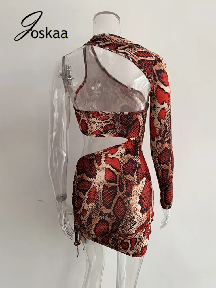 Joskaa 2021 Summer New Red Snake Print Singel Sleeve Dress Sexy Hollow Out Backless Nighclub Mini Dress Fashion Women Streetwear 
Joskaa 2021 Summer New Red Snake Print Singel Sleeve Dress Sexy Hollow Out Backless Nighclub Mini Dress Fashion Women Streetwear