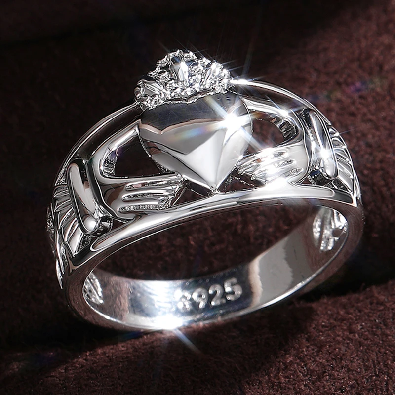 Huitan Fashion Holding Love Shape Women Rings Silver Color Lady Party Accessories Statement Rings Versatile Jewelry High Quality
Huitan Fashion Holding Love Shape Women Rings Silver Color Lady Party Accessories Statement Rings Versatile Jewelry High Quality