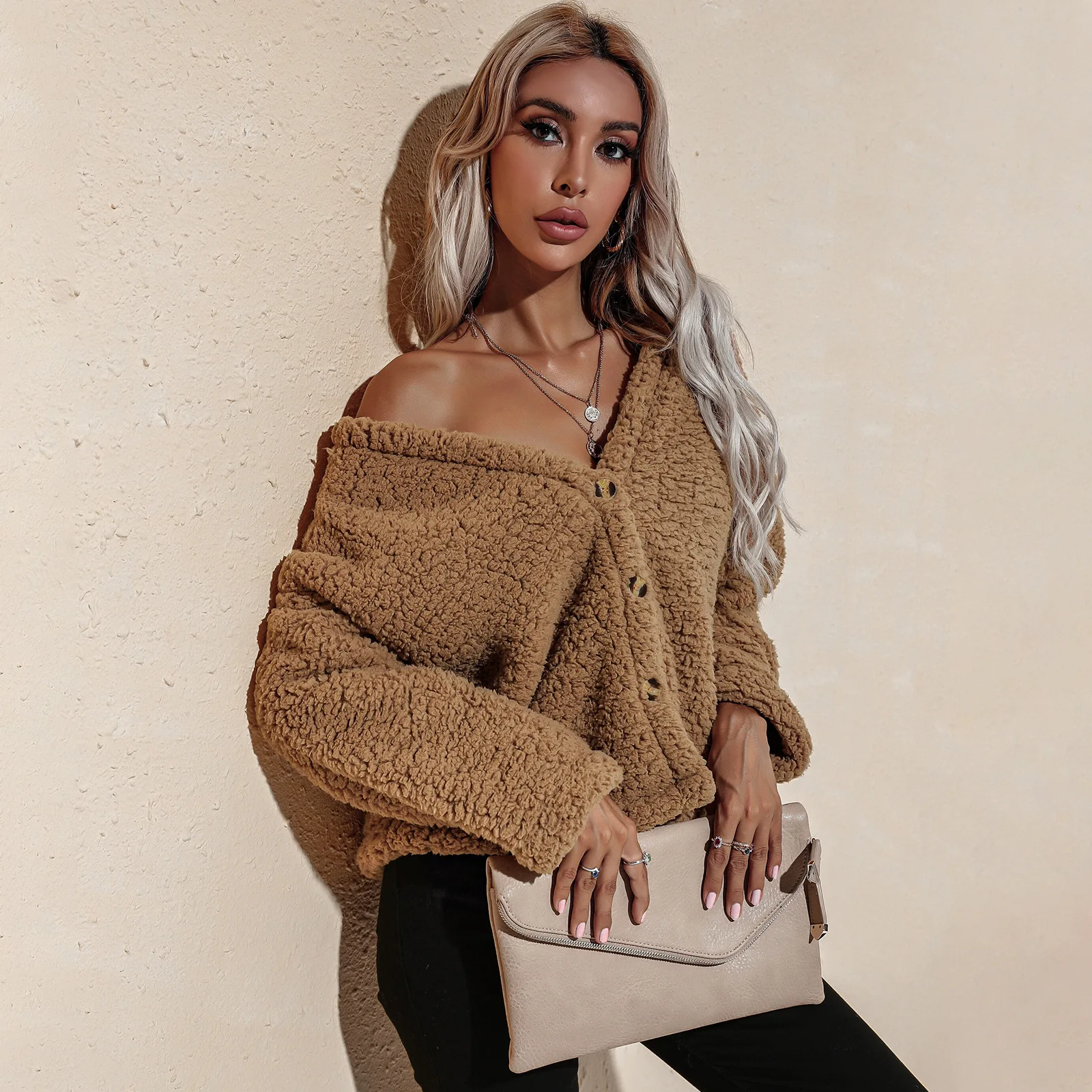 2021 autumn and winter European and American women's clothing big V-neck long-sleeved blouse fashion plush jacket
2021 autumn and winter European and American women's clothing big V-neck long-sleeved blouse fashion plush jacket