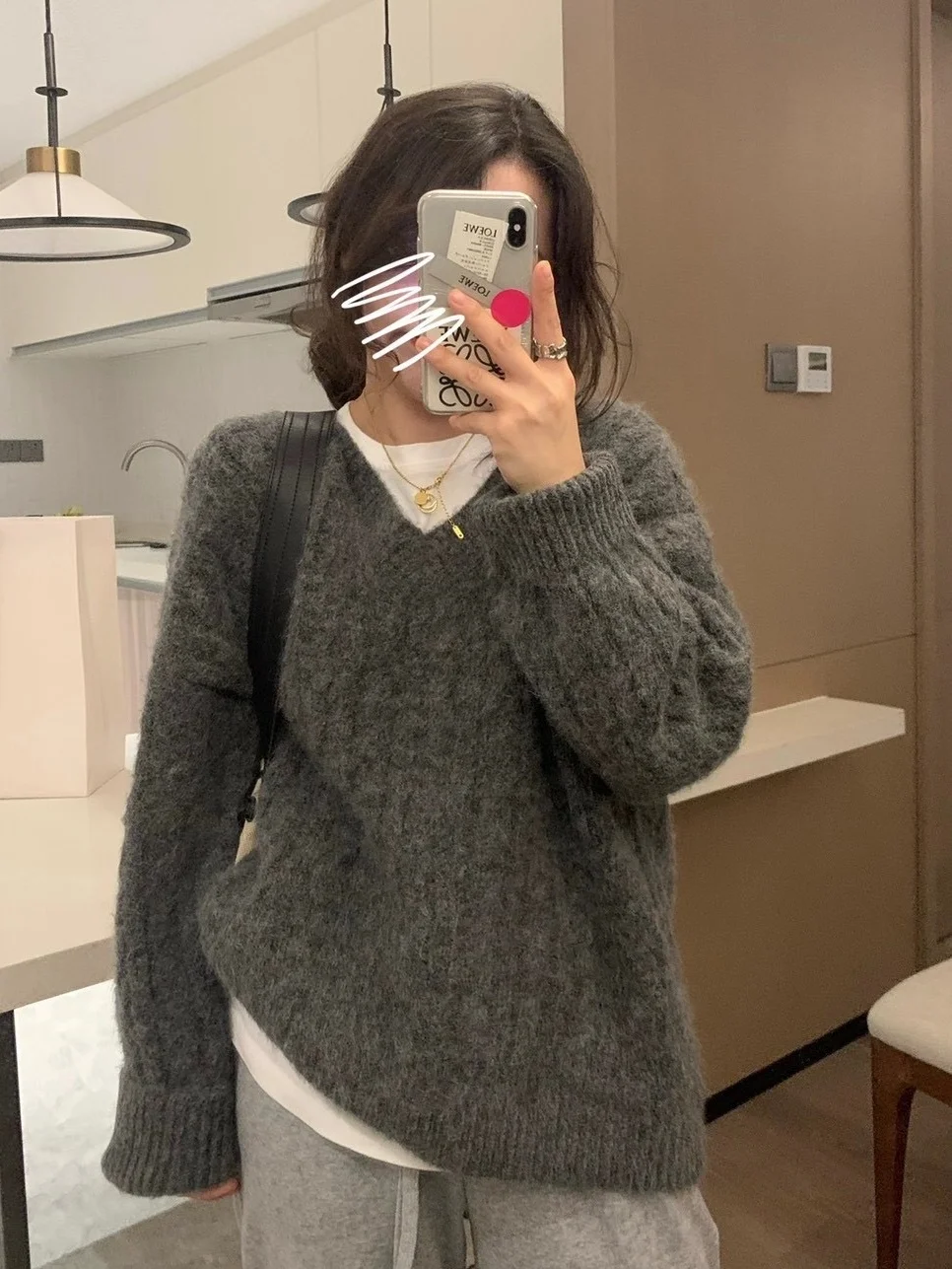 Soft grey V-neck sweater women's autumn and winter 2021 new loose dress, fashionable and lazy topNuyoah
Soft grey V-neck sweater women's autumn and winter 2021 new loose dress, fashionable and lazy topNuyoah