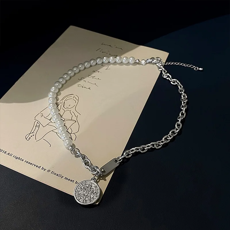 2021 New Round Brand Pendant Necklace Trend Cold Wind Pearl Stitching Women Necklace Niche Design Sense Neckchaine Banquet Gift
2021 New Round Brand Pendant Necklace Trend Cold Wind Pearl Stitching Women Necklace Niche Design Sense Neckchaine Banquet Gift