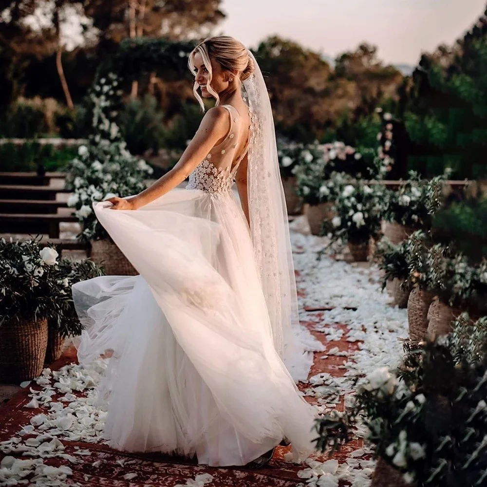 Тюлевое свадебное платье с цветочной аппликацией V-образным вырезом открытой