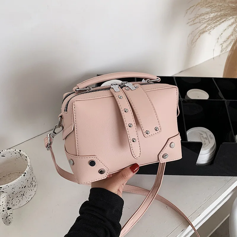 Large Capacity Women's 2021 American Style Boston Bag Fashion One-shoulder Messenger Bag Portable Small Square Bag
Large Capacity Women's 2021 American Style Boston Bag Fashion One-shoulder Messenger Bag Portable Small Square Bag