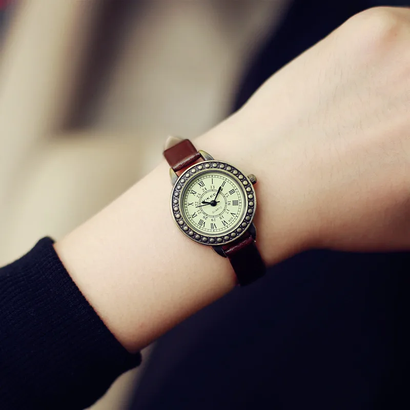 Vintage leather women bracelet watches Ladies designer brown retro roma quartz woman clock fashion small female wristwatches
Vintage leather women bracelet watches Ladies designer brown retro roma quartz woman clock fashion small female wristwatches