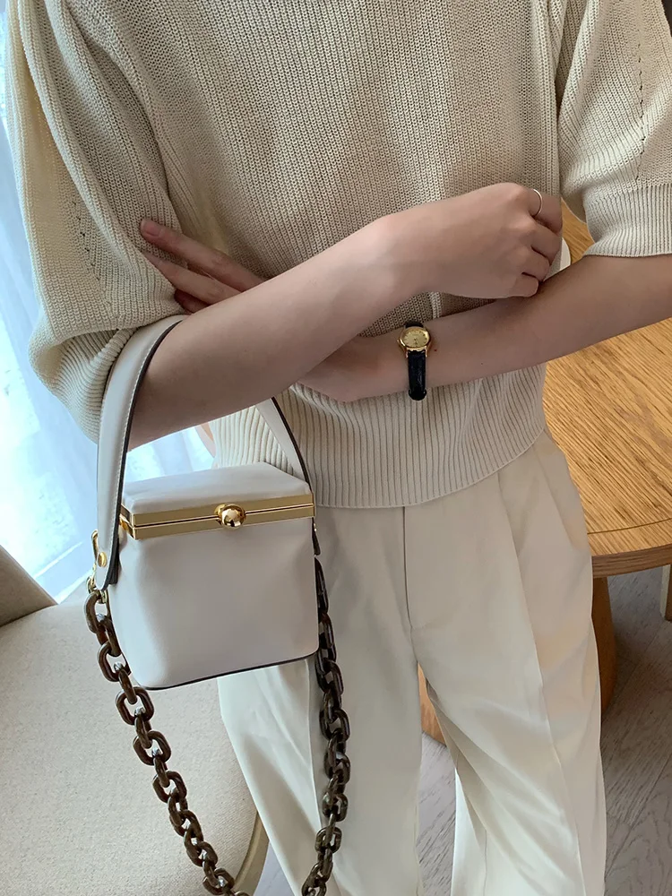 Soft Leather Bucket Bag Women 2020 New Single Shoulder Underarm Crossbody Bag Portable Chain Solid Color A552
Soft Leather Bucket Bag Women 2020 New Single Shoulder Underarm Crossbody Bag Portable Chain Solid Color A552