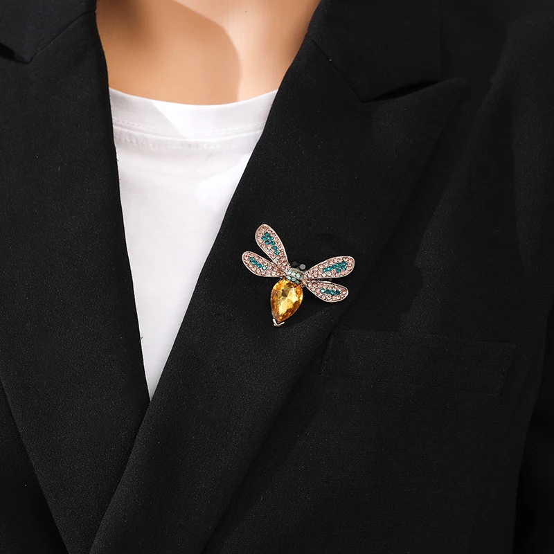 Yellow crystal bee brooch ladies rhinestone insect brooch clothing jewelry accessories 
Yellow crystal bee brooch ladies rhinestone insect brooch clothing jewelry accessories
