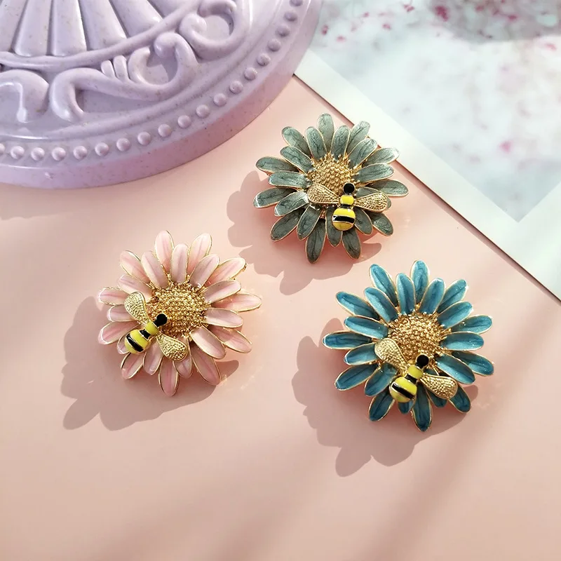 Vintage Metal Daisy Brooch for Women Fashion Elegant Plant Flower Badge Backpacks Lapel Pin Accessories Jewelry Gift Wholesale
Vintage Metal Daisy Brooch for Women Fashion Elegant Plant Flower Badge Backpacks Lapel Pin Accessories Jewelry Gift Wholesale