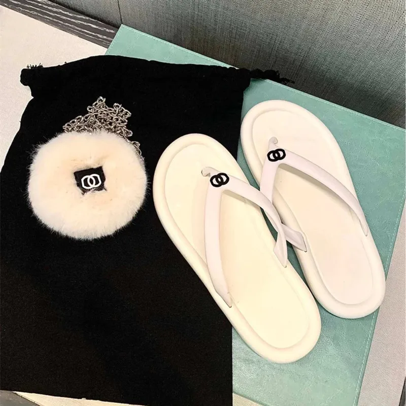 Double C beach flip-flops women's classic retro 2021 summer new non-slip thick-soled slippers women's soft bottom comfort
Double C beach flip-flops women's classic retro 2021 summer new non-slip thick-soled slippers women's soft bottom comfort