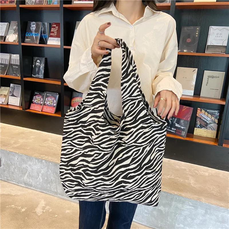 Retro Animal Pattern Women Shoulder Bags Large Capacity Ladies Reusable Shopping Bag Fashion Female Canvas Casual Tote Handbags
Retro Animal Pattern Women Shoulder Bags Large Capacity Ladies Reusable Shopping Bag Fashion Female Canvas Casual Tote Handbags