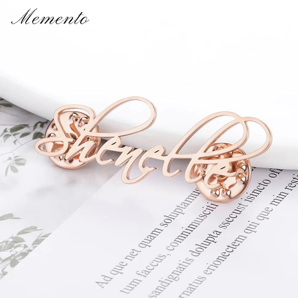 

Memento Custom Name Brooch Personalized Handwritten Nameplate Stainless Steel Logo Badges Lapel Collar Pins Women Clothes Jewely