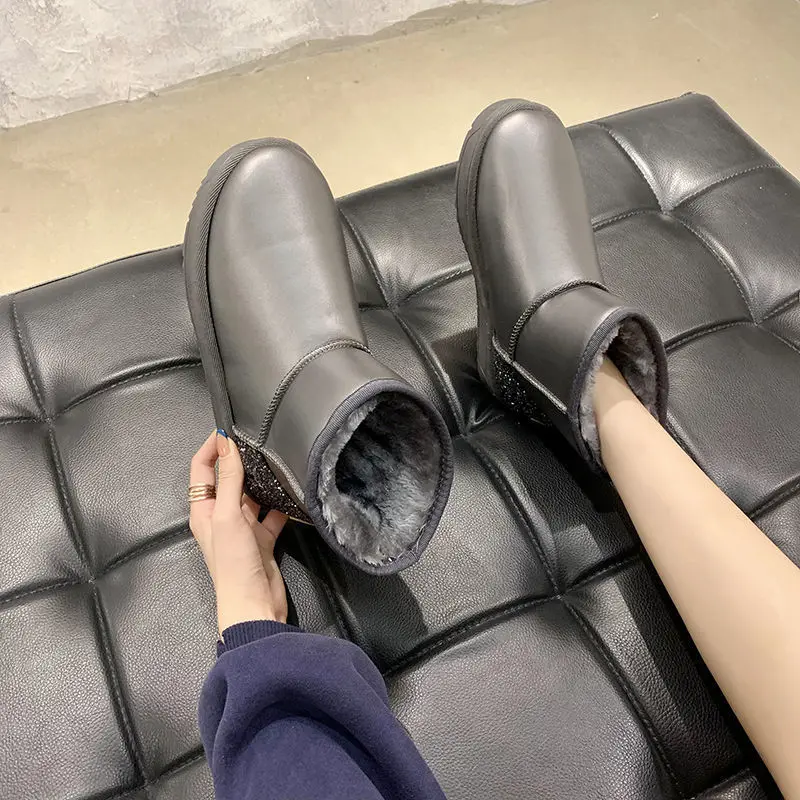 Design Leather Boot Female Snow Boots Women's Slip-On Shoes Boots Woman 2020 Warm Women's Winter Shoes Woman Flats Plush Booties
Design Leather Boot Female Snow Boots Women's Slip-On Shoes Boots Woman 2020 Warm Women's Winter Shoes Woman Flats Plush Booties