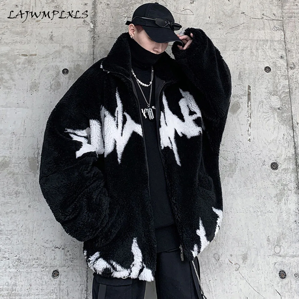 2021 New Winter Black Goth Letter Graffiti Loose Stand Collar Lamb Wool Coat Warm Cotton Thick warm Jacket Men Fur Coat
2021 New Winter Black Goth Letter Graffiti Loose Stand Collar Lamb Wool Coat Warm Cotton Thick warm Jacket Men Fur Coat