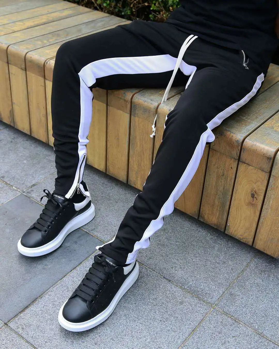 European and American fashion brand new street jogging sports trousers stitching horizontal bar feet zipper pants casual pants
European and American fashion brand new street jogging sports trousers stitching horizontal bar feet zipper pants casual pants