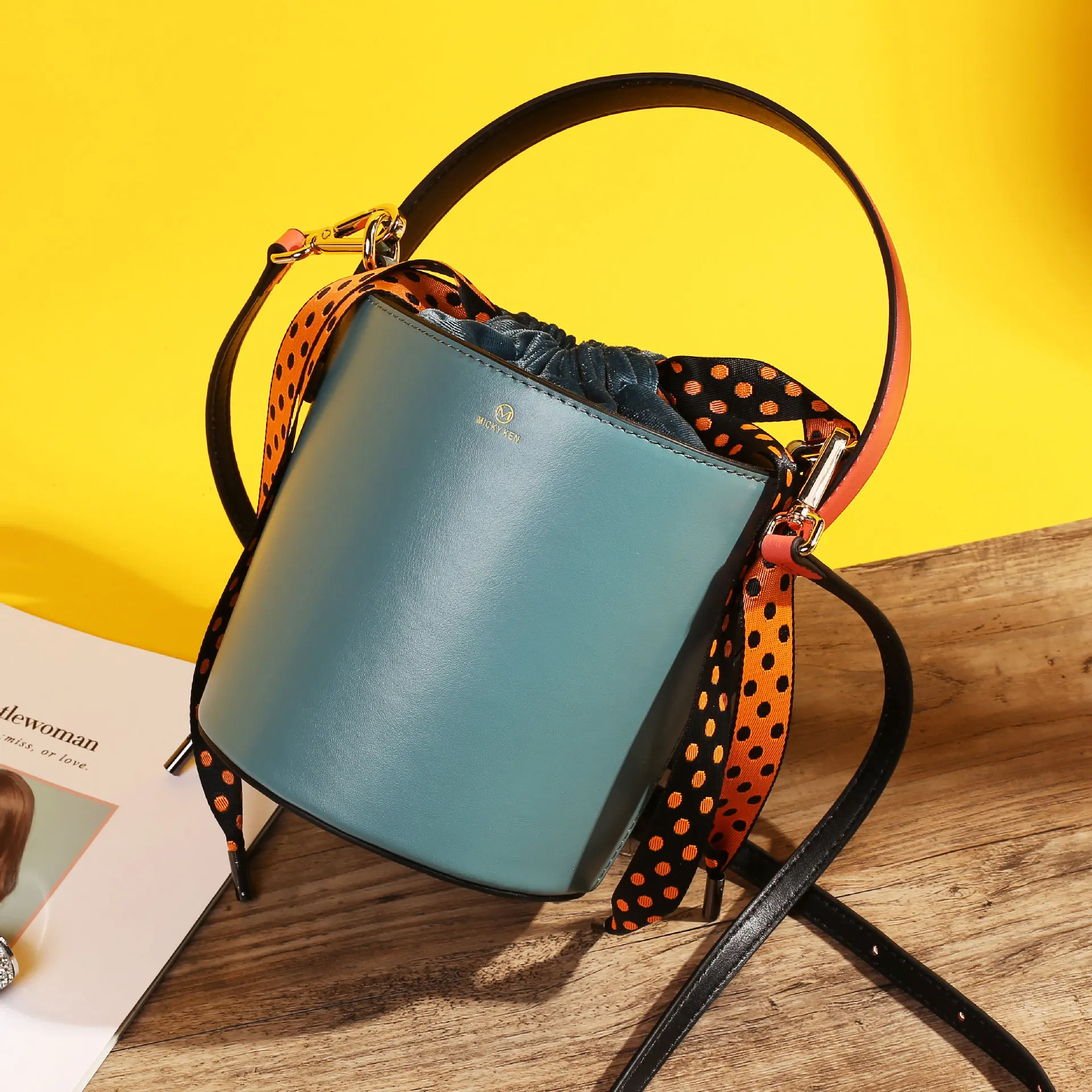 Genuine leather bucket bag 2021 new cowhide single shoulder messenger portable lady bag
Genuine leather bucket bag 2021 new cowhide single shoulder messenger portable lady bag