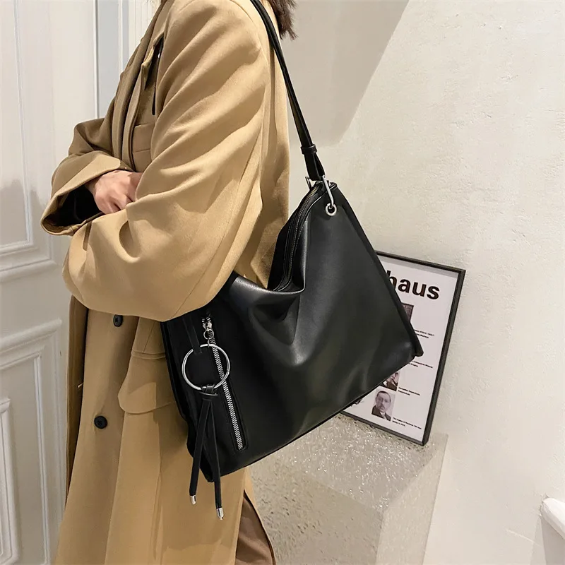 Высококачественная женская сумка на плечо, новинка осень/зима 2021, женская сумка в стиле ретро, вместительная сумка-мессенджер, модная сетча...
Высококачественная женская сумка на плечо, новинка осень/зима 2021, женская сумка в стиле ретро, вместительная сумка-мессенджер, модная сетча...