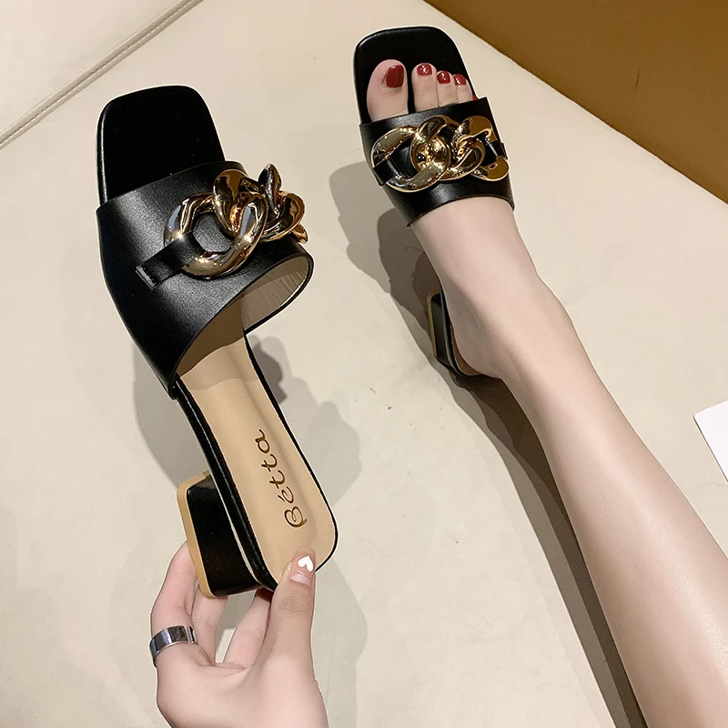2021 Fashion Chains Women Slippers Square Toe Slip On Slides Summers Beach Square Heel Slippers Novelty Metal Decoration Elegant
2021 Fashion Chains Women Slippers Square Toe Slip On Slides Summers Beach Square Heel Slippers Novelty Metal Decoration Elegant