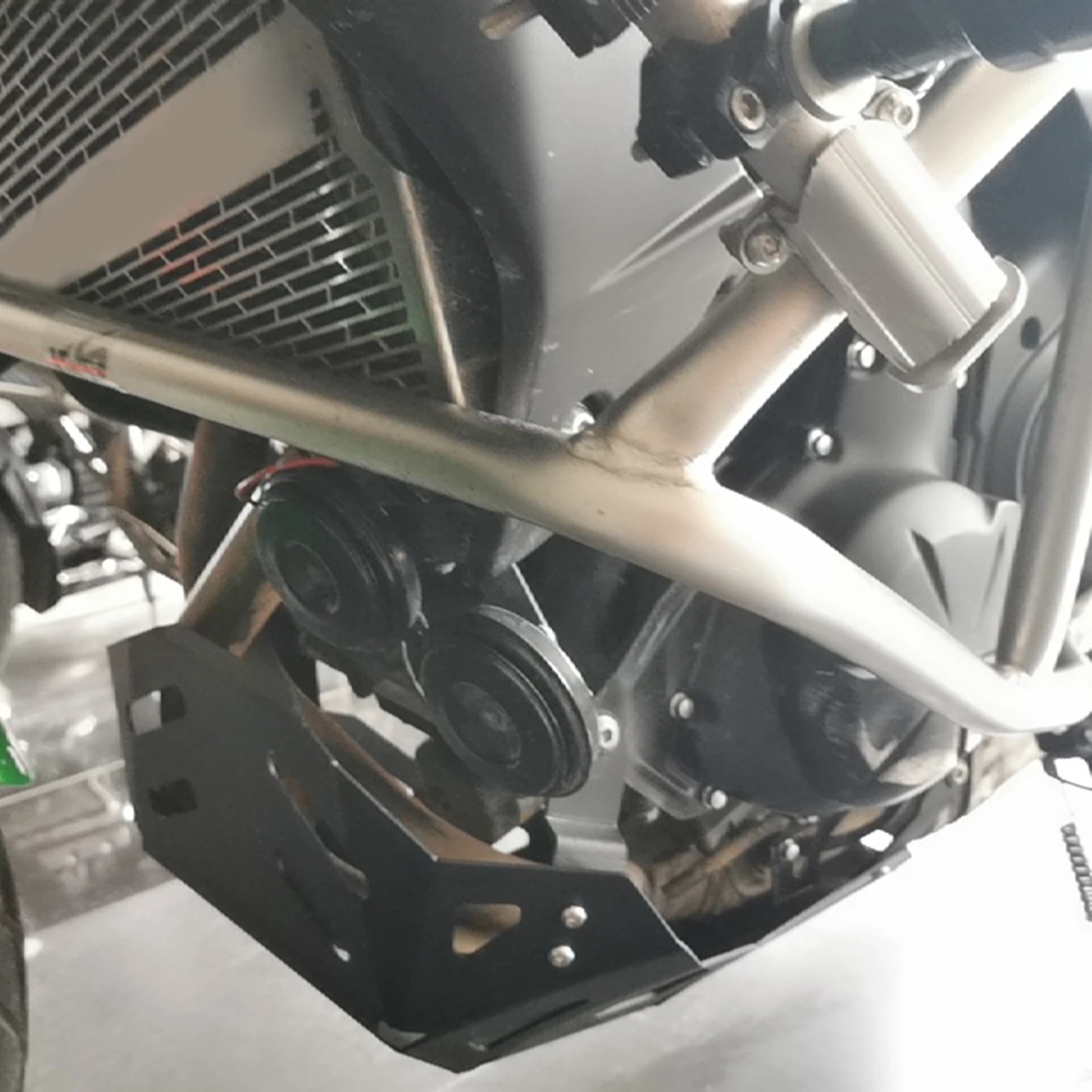 

Защита двигателя мотоцикла, защитная крышка, противоскользящая пластина, нижняя рамка, защитные детали для Kawasaki 650 15-21, черный