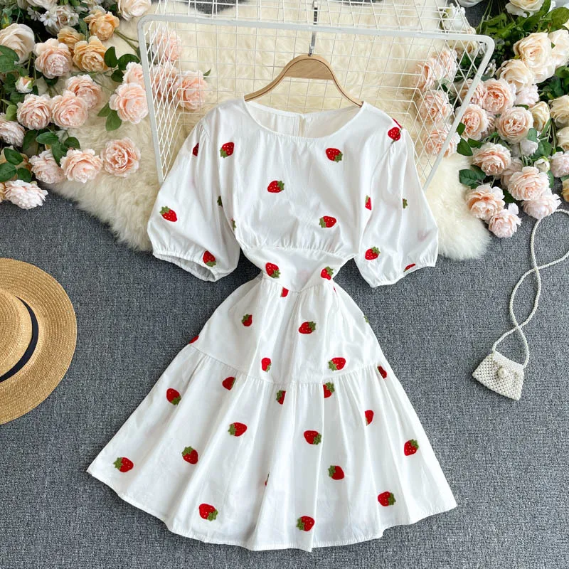 2021 New Women's Summer O Neck First Love Retro Embroidered Gentle Wind Dress Female Hollow Halter Slim Holiday Dress
2021 New Women's Summer O Neck First Love Retro Embroidered Gentle Wind Dress Female Hollow Halter Slim Holiday Dress