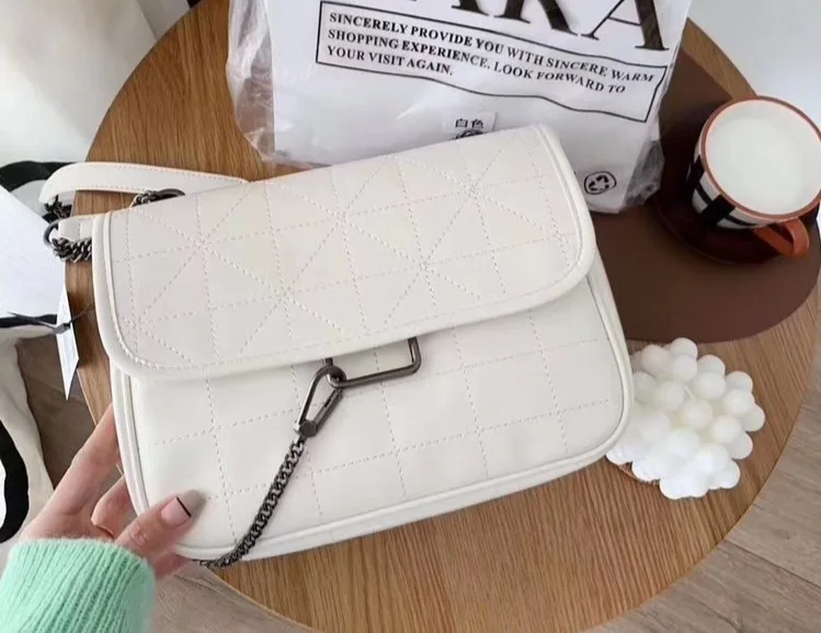 Сумка кросс-боди Женская с ромбовидным узором и цепочкой
Сумка кросс-боди Женская с ромбовидным узором и цепочкой