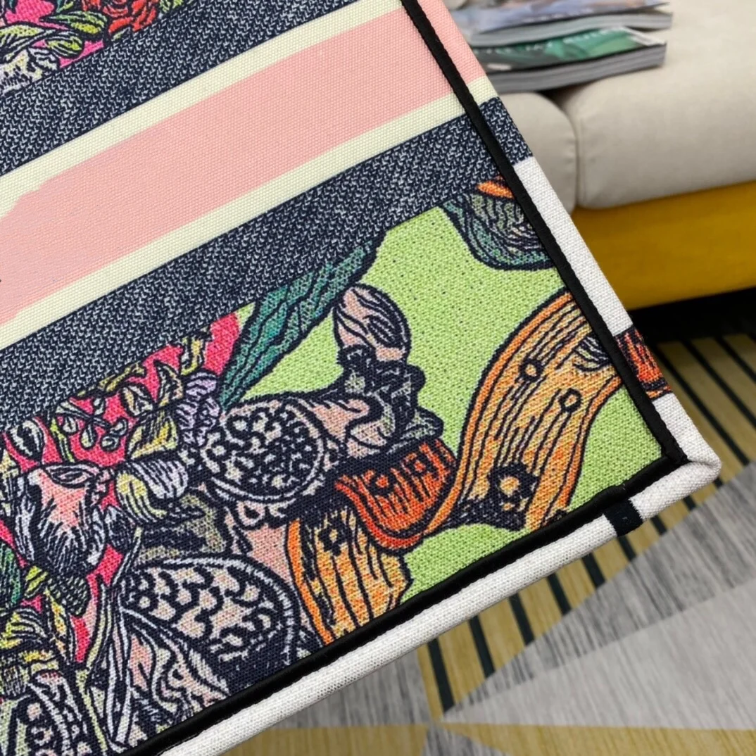 2021 spring and summer new fashion printed shopping bags are exquisite and elegant. designer bags
2021 spring and summer new fashion printed shopping bags are exquisite and elegant. designer bags