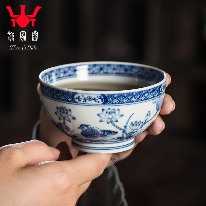Fu tea cup Jingdezhen Master Cup single handmade blue and white chaiyao Yuanyang playing with water ceramic tea cup
Fu tea cup Jingdezhen Master Cup single handmade blue and white chaiyao Yuanyang playing with water ceramic tea cup