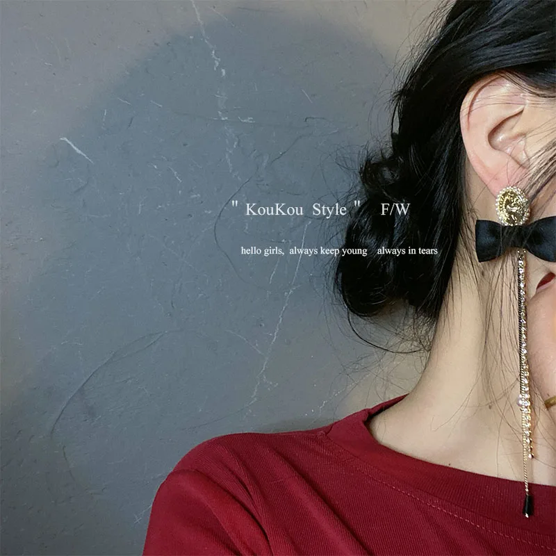 Retro Hong Kong Style Velvet Bow Pearl Tassel Earrings Female Temperament Long Autumn and Winter
Retro Hong Kong Style Velvet Bow Pearl Tassel Earrings Female Temperament Long Autumn and Winter