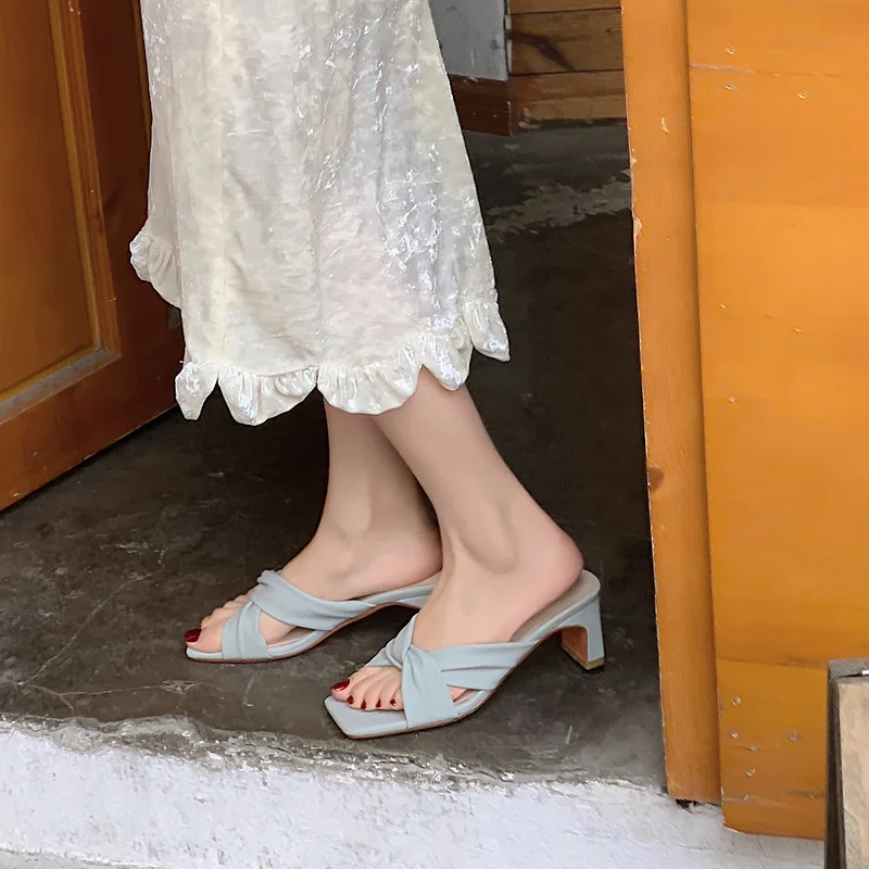 Square heel Shoes Rubber Flip Flops Woman's Slippers Slides Low Fashion Block Hawaiian 2021 Luxury Rome PU Hoof Heels Basic
Square heel Shoes Rubber Flip Flops Woman's Slippers Slides Low Fashion Block Hawaiian 2021 Luxury Rome PU Hoof Heels Basic