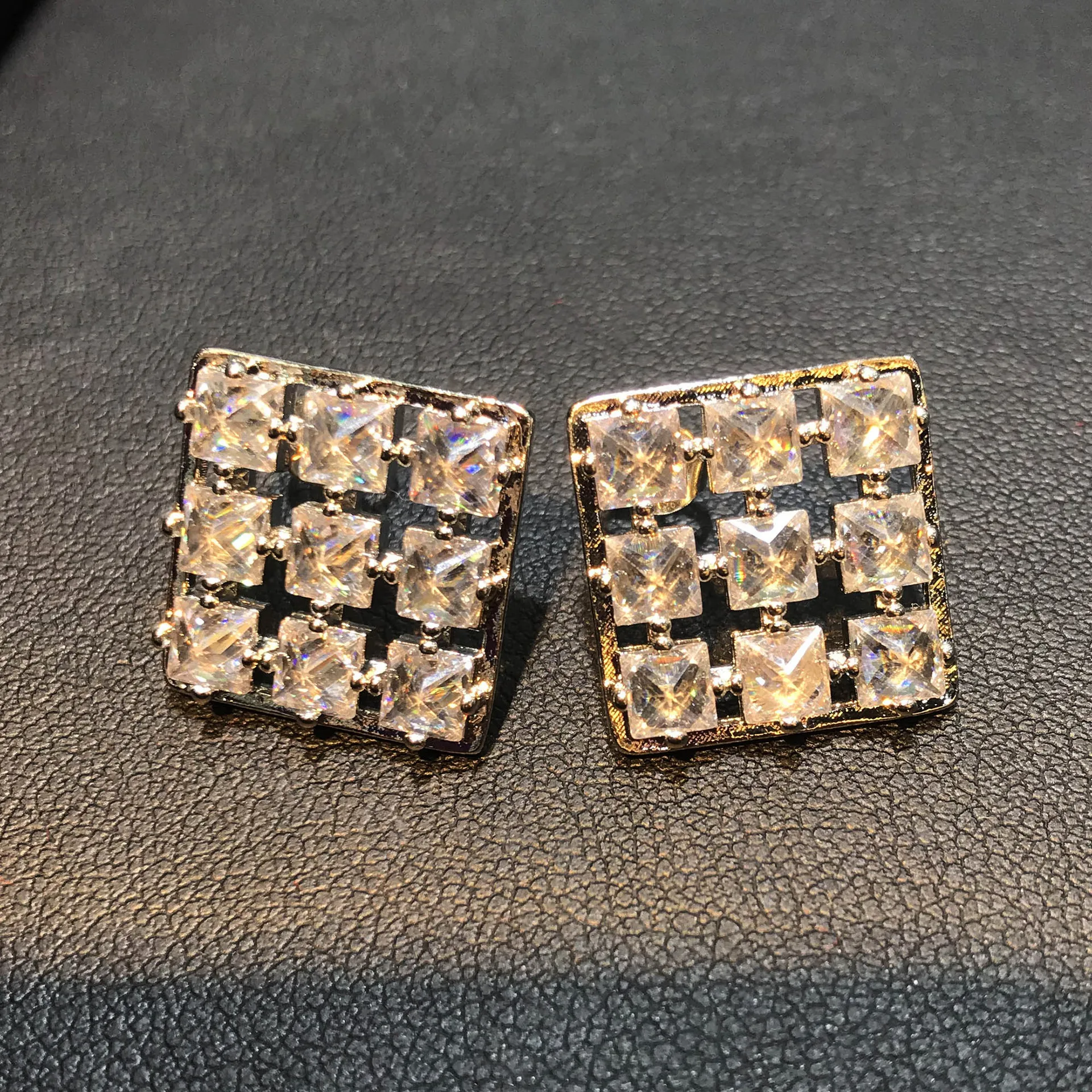 High Quality Korean Trend Elegant Pave Crystal Zircon Geometric Square Stud Earring For Women Girl Fashion Jewelry Party Gifts
High Quality Korean Trend Elegant Pave Crystal Zircon Geometric Square Stud Earring For Women Girl Fashion Jewelry Party Gifts