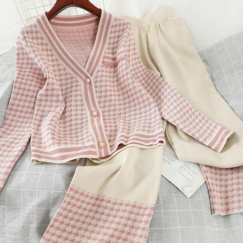 Women's V-neck thousand bird grid long-sleeved knitwear top with loose wide leg nine-legged pants casual two-piece women's suit
Women's V-neck thousand bird grid long-sleeved knitwear top with loose wide leg nine-legged pants casual two-piece women's suit